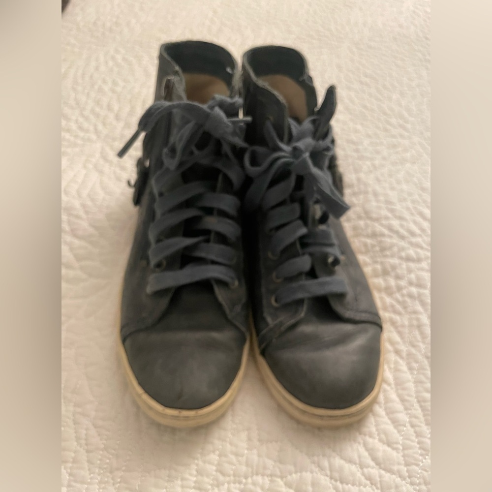 Womens Ugg’s Blaney Blue high top leather sneaker size 6.5